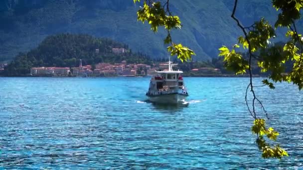 Entspannte Und Romantische Landschaft Ein Eindrucksvolles Boot Überquert Den Comer — Stockvideo