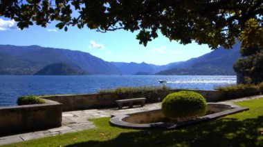 Arka planda Bellagio olan bir yat Como Gölü 'nü geçer. İtalyan Alpleri. İtalya 'ya. dağ manzarası.