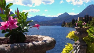 Romantik atmosfer ve arka planda İtalyan Alpleri olan Como Gölü 'ndeki Varenna' da panoramik manzara. İtalya 'ya git