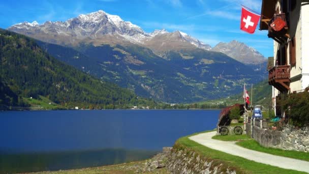 Švýcarsko Švýcarská Vlajka Velkolepá Horská Krajina Švýcarských Horách Jezero Čistou — Stock video