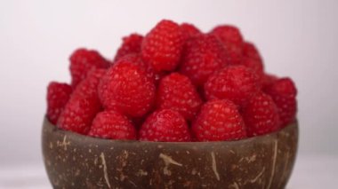 Kırmızı ahududu rotasyonunu kapatın. Macro Taze Ahududu. Meyveler. Sağlıklı gıda konsepti. Organik Beslenme ve Yaz Tatlısı. Organik Gıda, Vitaminler..