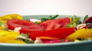 Organik yiyecekler. Sebzeli taze salata. Sağlıklı yiyecekler. Renkli sebzeler, biyolojik yiyecekler..