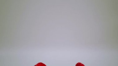 Çilek kesiminin iki yarısı, içeride ve dışarıda. Sağlıklı beslenme kavramı. Organik taze hasat. Sağlıklı yiyecek, kırmızı meyve, biyolojik yiyecek..