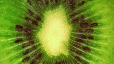 Makro meyve. Kivi dilimlerinin ayrıntıları üst üste. Dönen yemek. Döngülü rotasyon. Sağlıklı beslenme konsepti..