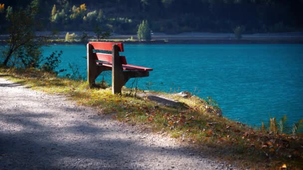 放松的概念 日落时 在湖畔的一条木制长椅上 上面有清澈的水 瑞士波西阿沃湖畔的斯威斯阿尔卑斯山 — 图库视频影像