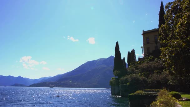 Lake Spektakulära Reflektioner Vattnet Varenna Vid Sjön Como Italian Alps — Stockvideo