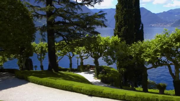 科莫湖上的Villa Del Balbianello花园的全景 — 图库视频影像