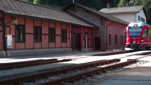 Bernina Express Vasútvonal Hihetetlen Alpesi Tájakon Vezet Keresztül Unesco Világörökség — Stock videók