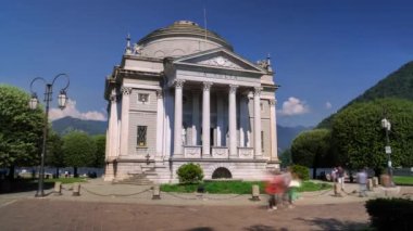 Güzel güneşli bir günde Como şehrini ziyaret eden turistler. Como.Tempio Voltiano Como 'nun sembollerinden biri olan Volta Tapınağı - İtalya