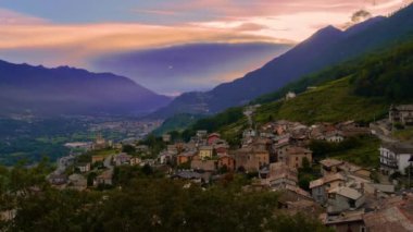 Gün batımından gece vaktine. Alp Dağları. İtalyan Alplerinde muhteşem bir günbatımı. panoramik manzara. Alpler İtalya. Valtellina.