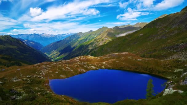 Time Lapse Clouds Verplaatsen Zich Blauw Meer Italiaanse Alpen Landschapsbergen — Stockvideo
