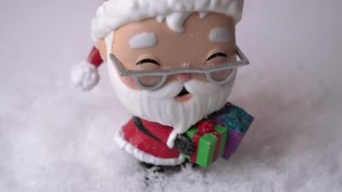 Yılbaşı konsepti. Noel Baba kar fırtınası altında tamamen kaplanır. Noel tebrikleri için video..