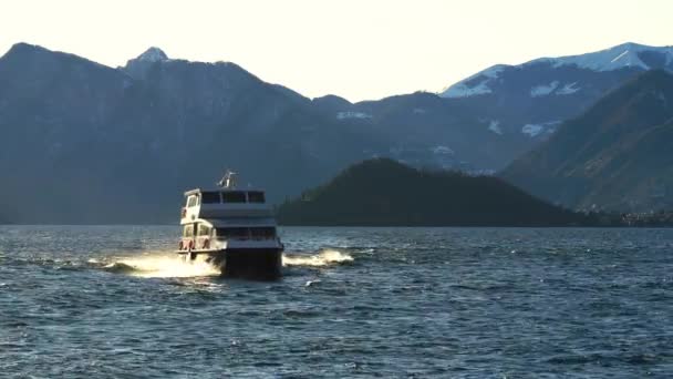 Prom Przepływa Jezioro Como Chłodny Wietrzny Zimowy Dzień Zachodzie Słońca — Wideo stockowe