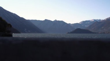 Günbatımında Bellagio 'dan gelen Como Gölü' nün muhteşem manzarasını gözler önüne seren kaydıraklı hareket.