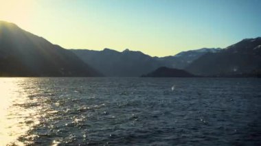 Bellagio Gölü 'nden muhteşem bir gün batımı. Como Gölü' nün son güneş ışınları gölde yansıyor. Arka planda İtalya Alpleri 'nde gün batımı gölü.