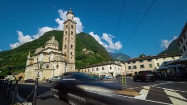 Zaman aşımı. İtalyan Alplerinde Valtellina 'nın iki ana sembolü. Madonna di Tirano' nun Sığınağı ve Bernina Ekspresi, unesco dünya mirası..