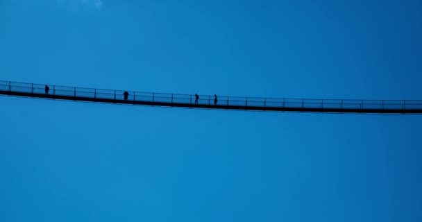 タイムラプス イタリアアルプスのヨーロッパで最も高いチベット橋を歩く人々のシルエット 空の橋 ヴァル タルターノ ソンドリオイタリア — ストック動画