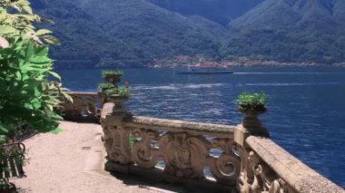 Como Gölü 'nün en çok ziyaret edilen ve göl kenarındaki en güzel villalardan biri olan Villa del Balbianello' nun bahçesinden muhteşem bir manzara.