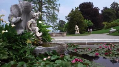 Como.Gölü kıyılarındaki Bellagio 'daki Villa Melzi' nin romantik bahçelerindeki karakteristik çeşme. İtalya 'yı gezin.