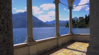 Varenna 'daki villa Manastırı' nın bahçesinden Como Gölü 'nün muhteşem manzarası. İtalya' yı gezin.