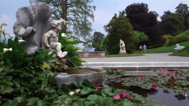 Χαρακτηριστική Κρήνη Στους Ρομαντικούς Κήπους Της Villa Melzi Στο Μπελάτζιο — Αρχείο Βίντεο