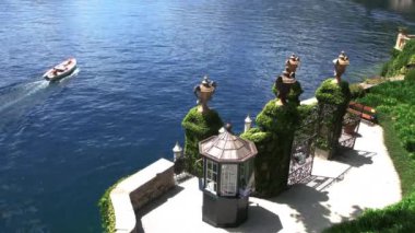 Gölün en çok ziyaret edilen ve en güzel villalarından biri olan Como Gölü 'ndeki Villa del Balbianello bahçesinden harika bir manzara. İtalya' yı gezin.