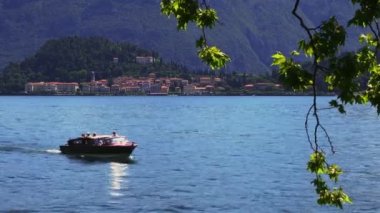 Como Gölü 'nde lüks bir yat. Arka planda Bellagio' nun ünlü tatil köyü. İtalya 'yı gezmek..