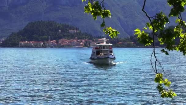 Μια Υποβλητική Βάρκα Διασχίζει Λίμνη Κόμο Τον Μπελάτζιο Στο Βάθος — Αρχείο Βίντεο
