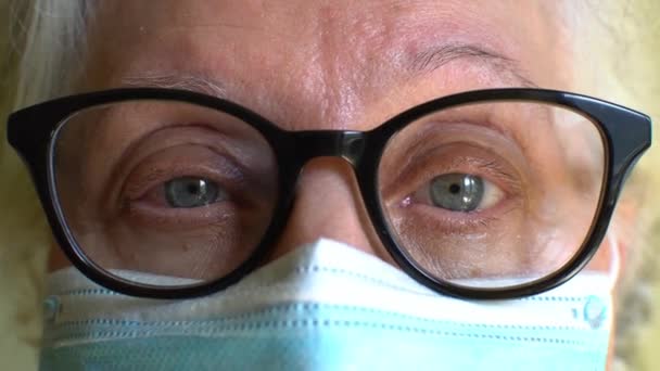 Close Elderly Woman Large Glasses Wearing Surgical Mask Coronavirus Protection — Wideo stockowe