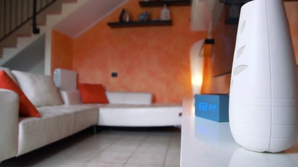 현대적 거실에서의 청정제 깨끗하고 향기로운집은 공기를 정화한다 스톡 비디오
