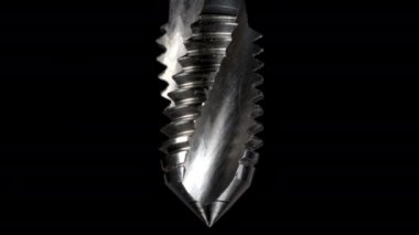 Yüksek performanslı bir makinenin dönüşünün süper yavaş çekimi Tapalar. Extreme Close Zoom. tap. Mekanik araçlar. Profesyonel araç konsepti. Matkap kesme araçları..