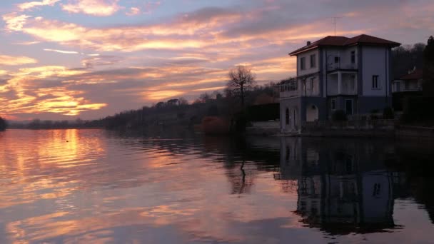 壮大な夕日や日の出の風景 水の中に反射と日没太陽と雲は水に反映されます ロマンチックな空 旅行休暇のコンセプト 平和とリラクゼーションの概念 プジアーノ湖イタリア ロイヤリティフリーのストック動画