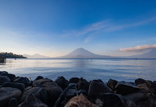 Lago Shore Atitlan Vulcões — Fotografia de Stock