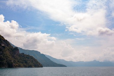 Gölün üzerindeki bulutlar