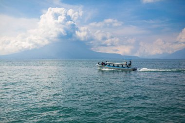 lake atitlan üzerinde tekne