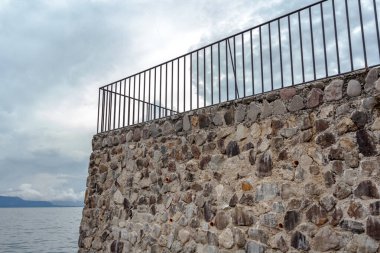 Atitlan Gölü kıyısındaki Taş Duvar