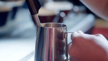 Kahve Espresso Cappuccino Makinesinde süt ısıtma