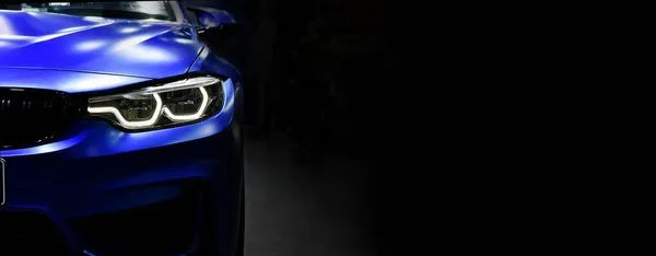 Передний Вид Фар Современного Синего Автомобиля Черном Фоне — стоковое фото