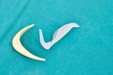 Silikon burun implantı ve cerrahi önlüğe silikon çene implantı.