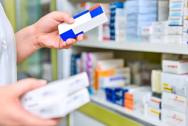 Φαρμακοποιός Που Κατέχει Κουτί Φάρμακο Στο Φαρμακείο Φαρμακείο — Φωτογραφία Αρχείου