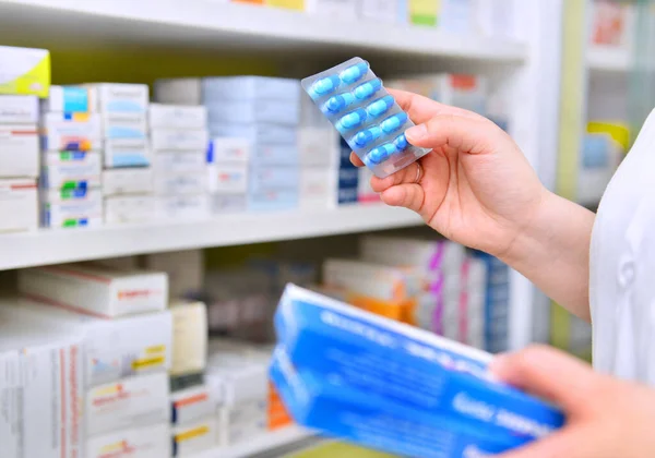 Gyógyszerész Aki Gyógyszeres Dobozt Kapszulacsomagot Tart Gyógyszertárban — Stock Fotó