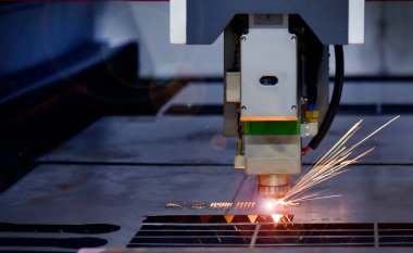 Lazer, fabrikadaki kıvılcım saçan lambayla metali keserken kafa makinesini de kesti.