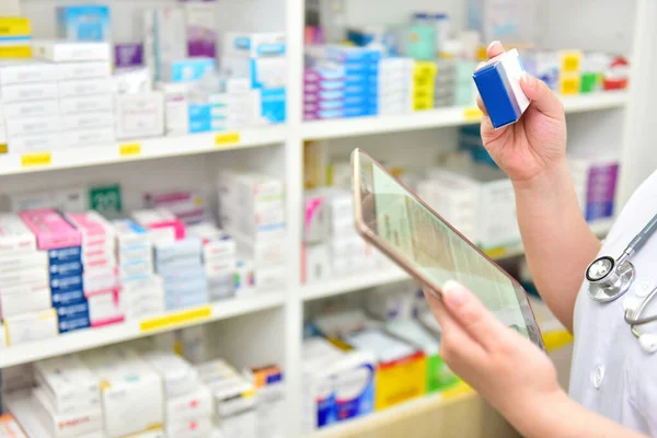 Φαρμακοποιός Που Κατέχει Δισκίο Υπολογιστή Έλεγχος Αποθέματος Φαρμάκων Στο Φαρμακείο — Φωτογραφία Αρχείου
