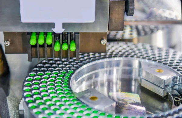 Linia Produkcyjna Pigułek Zielonej Kapsułki Koncepcja Farmaceutyczna Przemysłowa — Zdjęcie stockowe