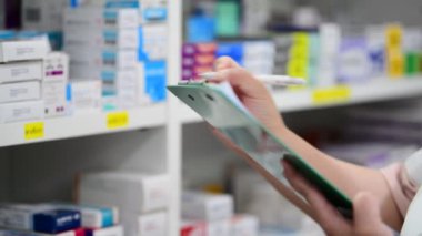 Eczacı eczanedeki ilaç stoğunu inceliyor..
