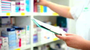 Eczacı eczanedeki ilaç stoğunu inceliyor..