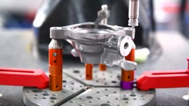 Denetleme sırasında yüksek hassasiyet bölümü için otomatik koordinat ölçüm makinesini (CMM) kapat