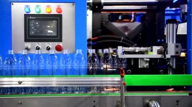 Paket için otomatik taşımacılık sistemlerindeki plastik şişeleri temizle