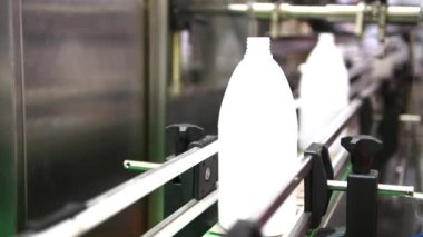 Paket için otomatik taşıma sistemlerinde beyaz temiz şişe transferi
