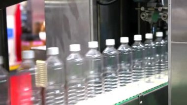 Paket için otomatik taşımacılık sistemlerindeki plastik şişeleri temizle